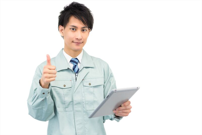 ポーズを決める作業服の男性